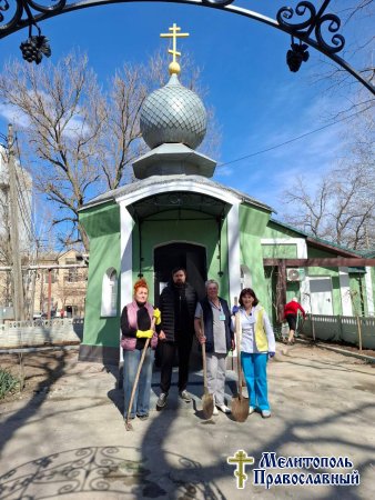 Иерей Николай Лукащук вместе с медицинским персоналом и прихожанами облагородили территорию часовни в честь святителя Луки