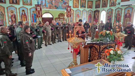 Иерей Вадим Антонов отслужил молебен и благословил казаков на предстоящий день.