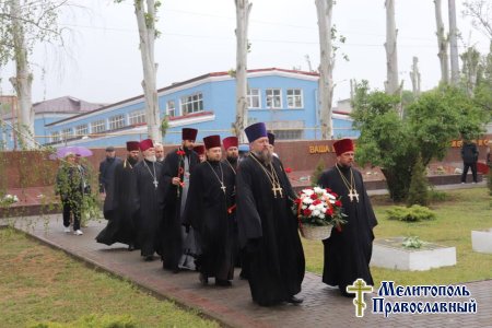 Духовенство Мелитопольского благочиния возложили цветы на Братском кладбище.