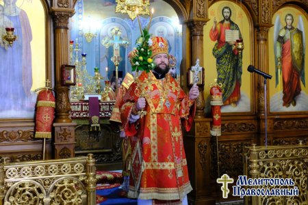 Епископ Петр совершил первую Божественную литургию в главном храме Бердянской епархии