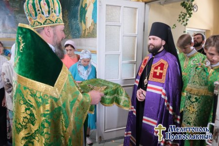 В День Святого Духа Преосвященейший Петр посетил храм св. праведного Иоанна Кронштадтского города Мелитополя