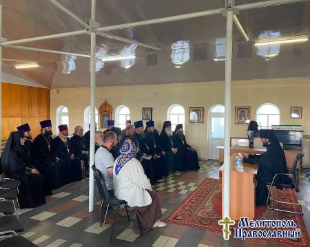 В монастыре преподобного Саввы Освященного г. Мелитополь состоялось заседание епархиального совета.