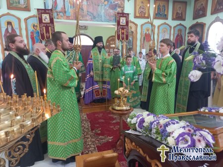 Епископ Бердянский и Приморский Петр совершил всенощное бдение в Серафимовском храме г. Мелитополь.