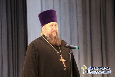 Протоиерей Максим Смирнов посетил благотворительный концерт в Мелитополе