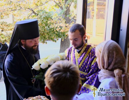 Епископ Бердянский и Приморский Петр возглавил Божественную литургию в Александро-Невском соборе г. Мелитополя.