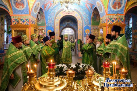 Епископ Бердянский и Приморский Петр совершил Божественную литургию в соборе св. блгв. кн. Александра Невского