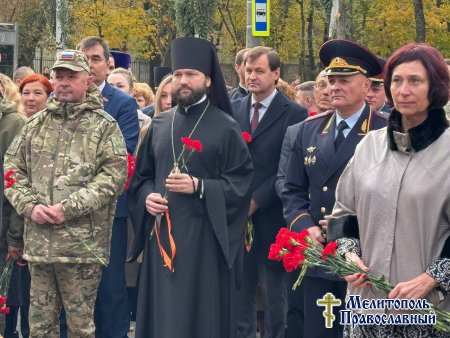 Епископ Бердянский и Приморский Петр принял участие в возложении цветов к Вечному огню у мемориала «Братское кладбище»