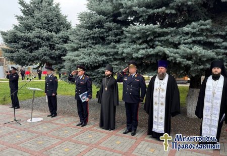 В День памяти сотрудников органов внутренних дел РФ епископ Бердянский и Приморский Петр принял участие в мемориальном митинге.