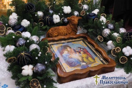 Епископ Бердянский и Приморский Петр возглавил Божественную литургию в Александро-Невском соборе