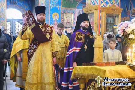 Епископ Бердянский и Приморский Петр возглавил Божественную литургию в Александро-Невском соборе г. Мелитополь.
