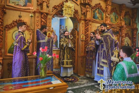 Епископ Бердянский и Приморский Петр возглавил Божественную литургию в храме преподобного Серафима Саровского