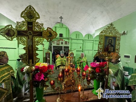В день Святого Духа благочинный Мелитополя архимандрит Иоанн возглавил соборное богослужение